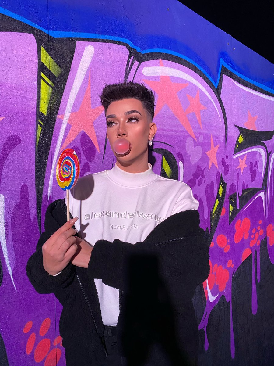 jamescharles's tweet photo. blowing is definitely a talent of mine but apparently not when it comes to bubblegum 🍭💞 https://t.co/NfYjHQLDUF