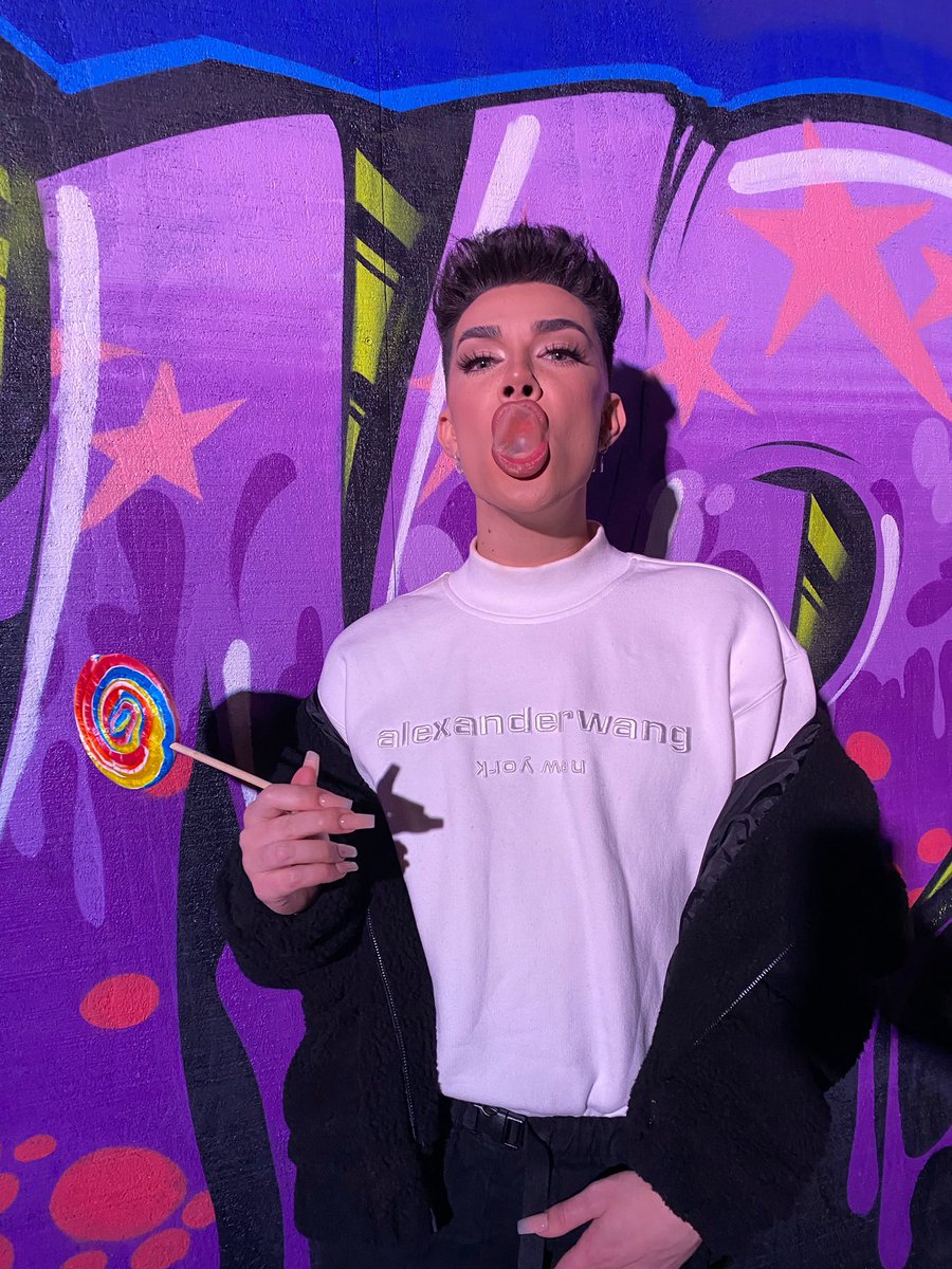 jamescharles's tweet photo. blowing is definitely a talent of mine but apparently not when it comes to bubblegum 🍭💞 https://t.co/NfYjHQLDUF