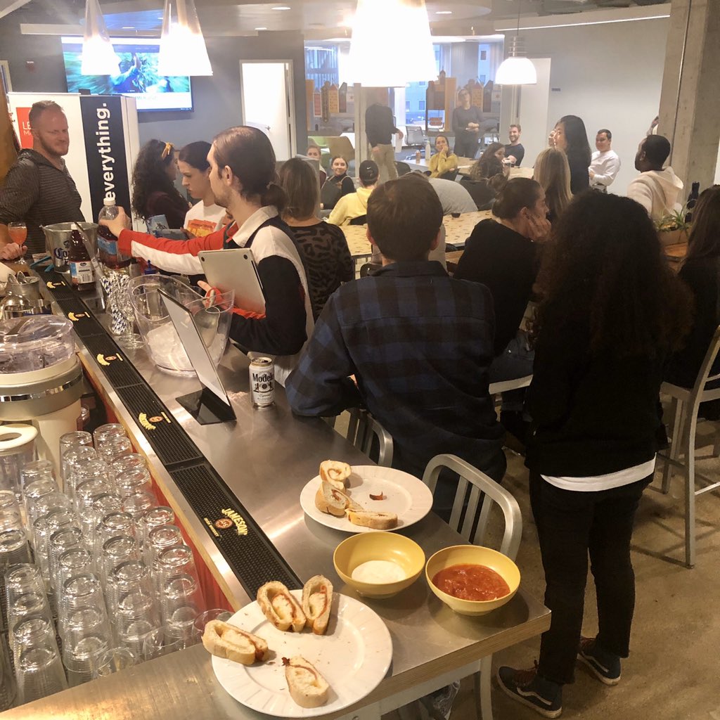 Culture_Content's tweet photo. My old man’s pepperoni pizza bread was a hit at @legacymarketing‘s First Thursday! 🍕🥖🙌 #throwbackthursday #jackspizzabread #experiencelegacy #firstthursday #chicago #rivernorth #marketing #events #experientialmarketing #culturecontent #pizza #pizzatime #pizzalover https://t.co/eXKb77HcPq