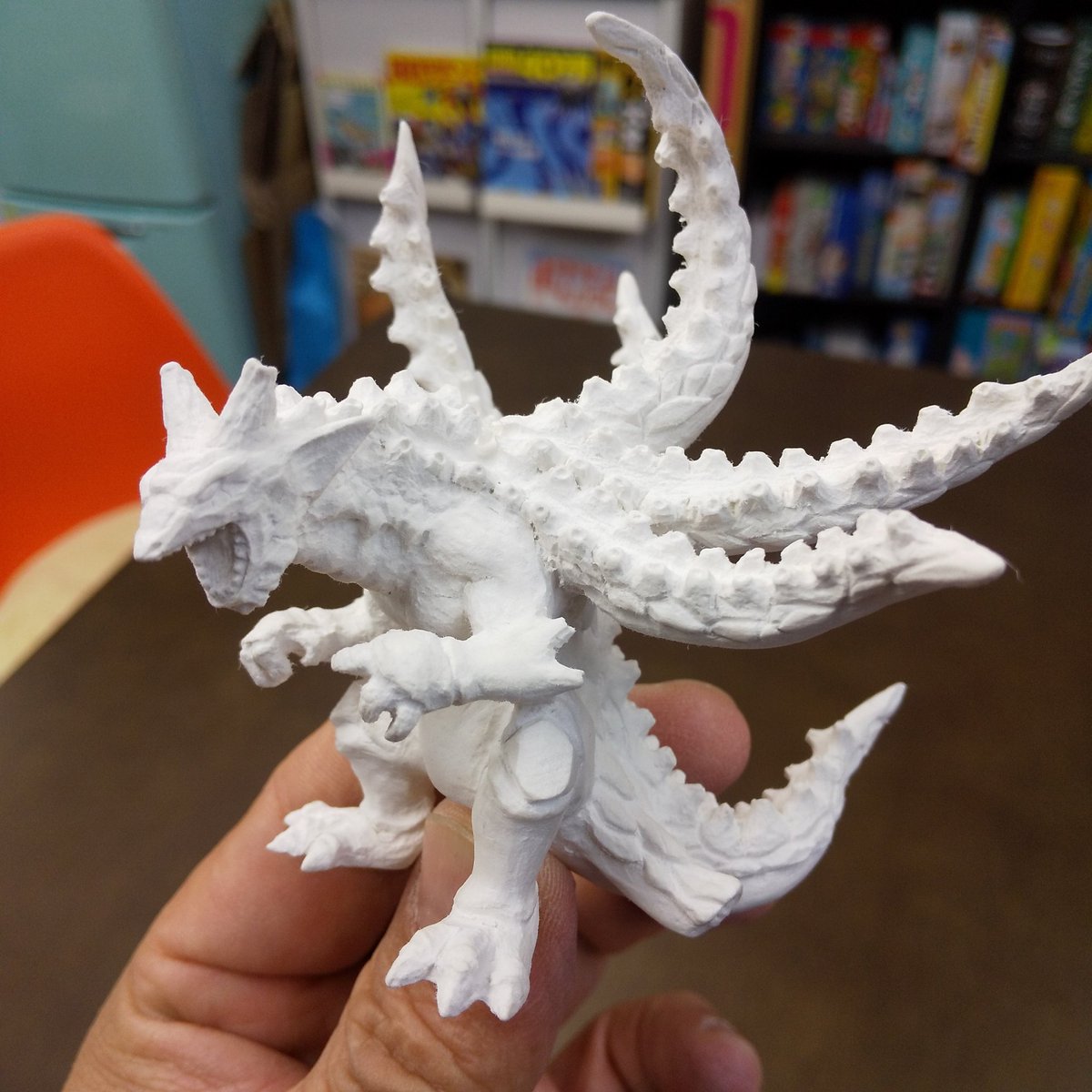 大人のボードゲーム部まえだ おらもボルカルスフィギュア作りたい って人に作り方と過程を書くよ 1 頭の中でこんなの作りたいって考えたら石粉粘土で適当に形作る 2 削ったり盛ったりして頭の中のイメージに近づける 3 細部を作り込む 4 色塗って完成