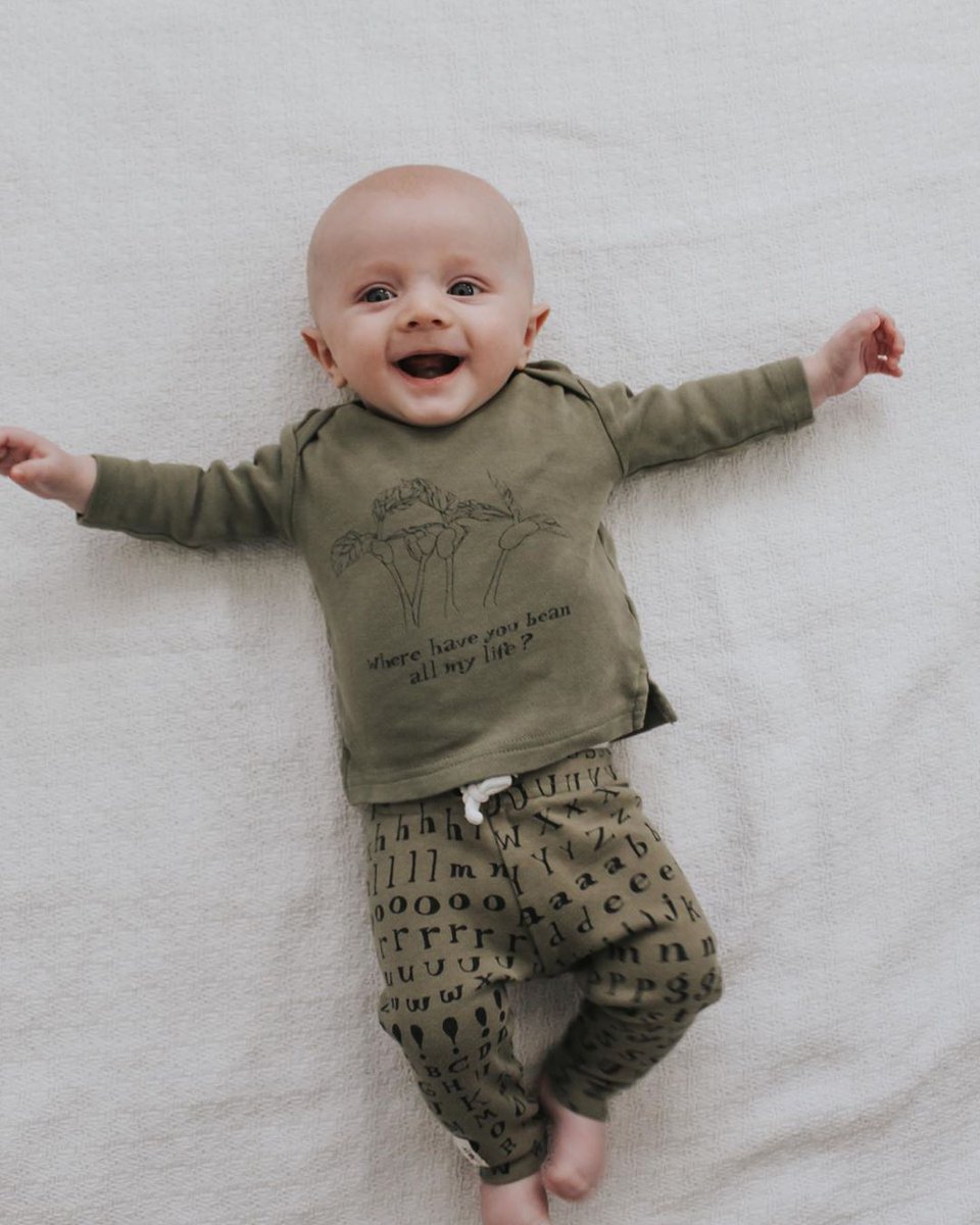 "Where have you BEAN all my life?" Our Li'l Punkins collection is flying out the door! Stock is limited! If you already purchased, tag us in your favorite Puns! 🍎🍐 
lovedbaby.com/fw19/lil-punki…
#organicbabyclothes #lovedbaby #organiccotton #thetagsaysitall