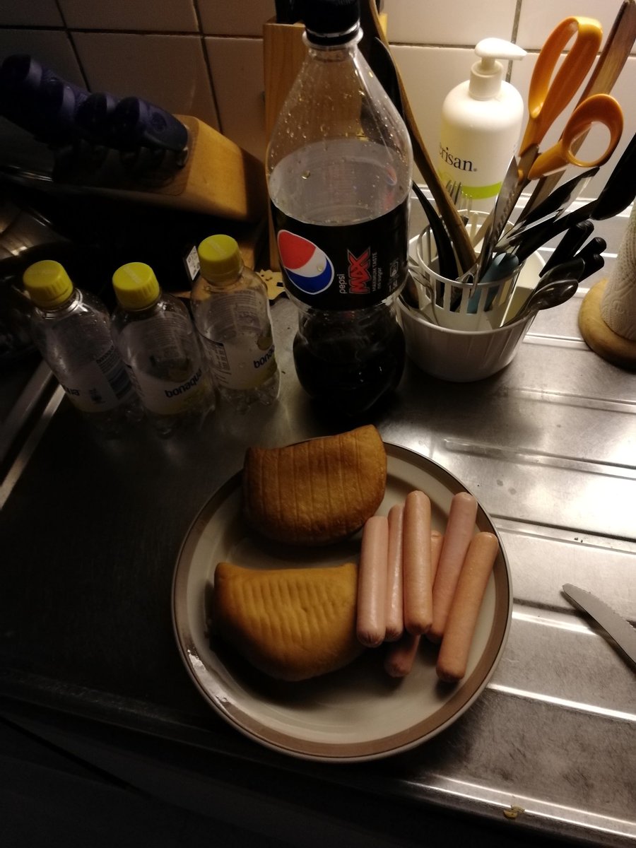 JuhaTenhonen's tweet photo. #äijäiltapala #lihapiirakat #snellmannakit #hedelmii #hehku ja mie otin viel #santsimukin ja #pullan #hyväpullaparempimieli oli sen verran vaativa päivä... Tai se alko jo yöl... Heräsin taas rinnas painostavaa tunteesee... Sit hokasin et toinen korva on lukossa ja olo on iha outo https://t.co/vRyq3WCZVK