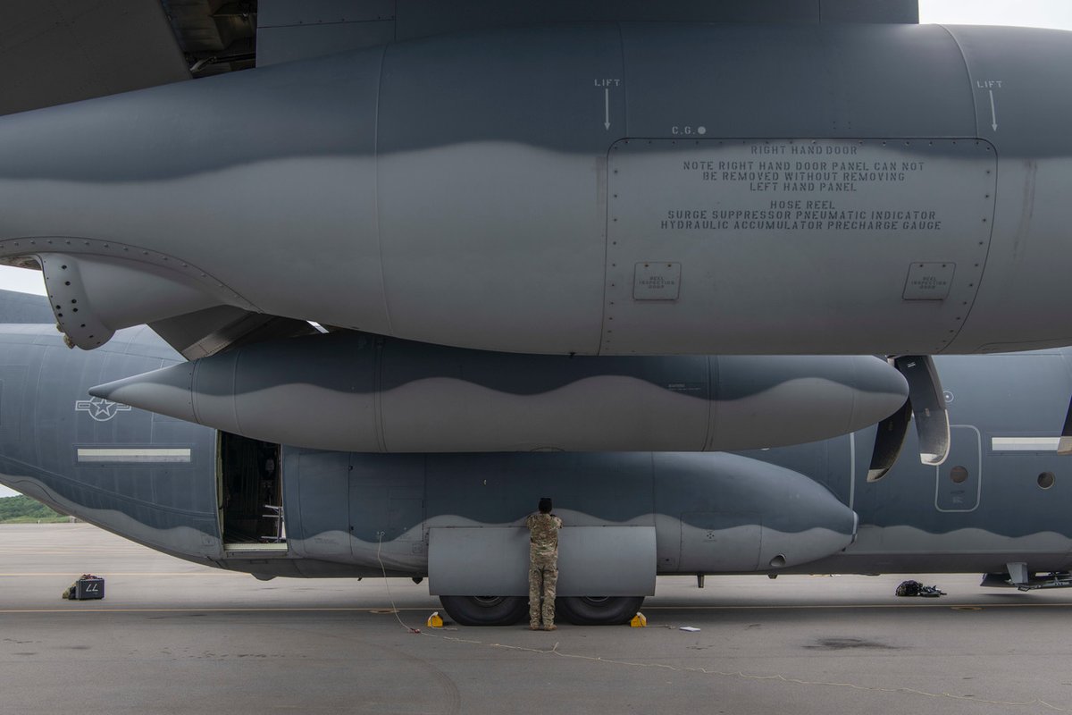 KadenaAirBase_J's tweet photo. 第17特殊作戦中隊に所属するMC-130JコマンドⅡ。飛行前点検を終え、訓練に飛び立ちました。
#嘉手納基地 #17SOS #MC130 #点検 #安全 #訓練 https://t.co/qOv06Y7crE