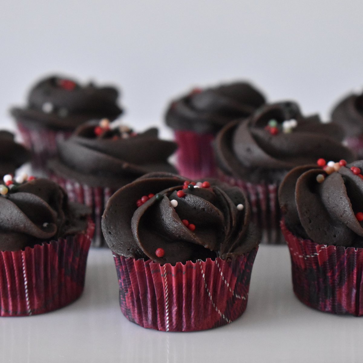 dramyhsu's tweet photo. Mini chocolate cupcakes with chocolate bourbon frosting
#chocolate #cupcake #bake #buttercream #frosting #bourbon #sprinkles #cake

https://t.co/1a0X73mcbL https://t.co/yr3WVLolLj