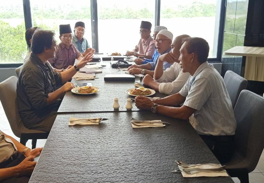 hazlandswk's tweet photo. Perbincangan dengan KK KK yg baru dilantik. Semoga semuanya akan menjalankan tugas dengan sebaik mungkin di kawasan jajahan masing-masing.
# DemiRakyat
#SarawakFirst
#GPS
#N5DemakLaut https://t.co/TdheJ10rbV