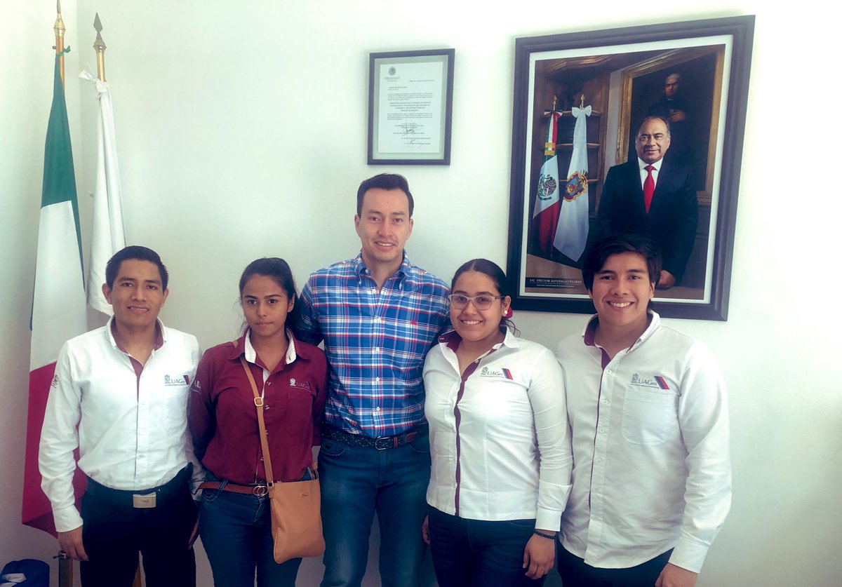 ReNMoNrOy's tweet photo. A nombre del Gobernador @HectorAstudillo entregamos un apoyo a jóvenes de #Acapulco estudiantes de la @UAGro_MX, quienes realizarán una estancia de estudios en España, les deseamos una productiva estancia. https://t.co/YR7BvDpyPl