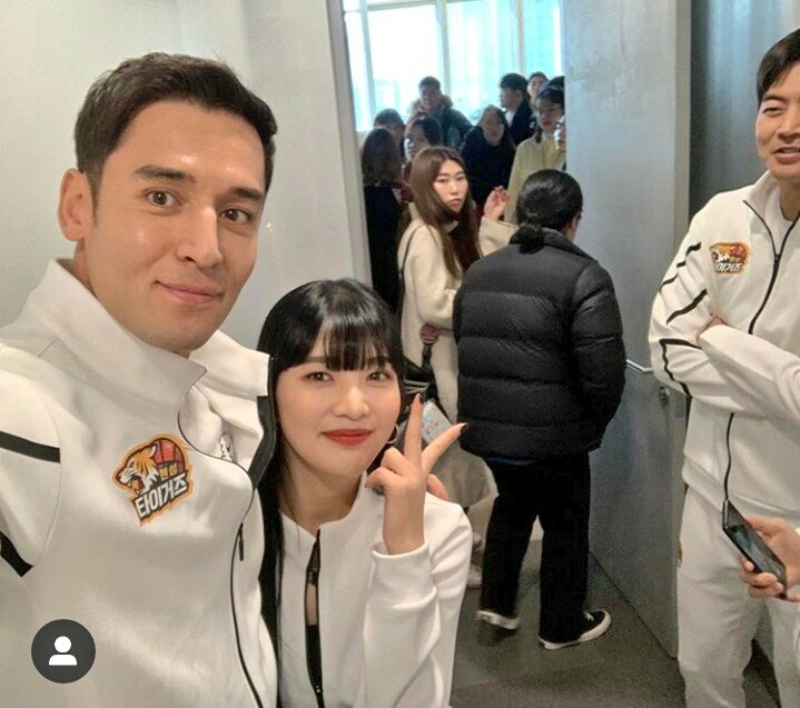 wthiyp's tweet photo. Bakit parang nagbabantay na agad si sangyoon oppa? HAHAHA chour 😆 More pics of the boys with manager joy pleaseee 💚😊 https://t.co/olwn8CQZXs