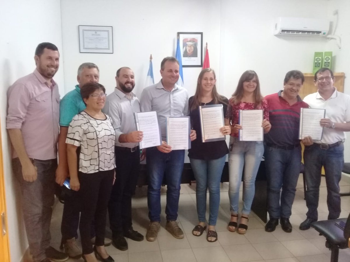 MaryPerrotta7's tweet photo. Convenio entre la Municipalidad de Campo Viera y la Fundación de Ciencias y Deportes H. Fernandez para la futura oferta Universitaria @mariluleverberg @GermanBurger5 @herrerayflia https://t.co/FXheLBvKBI