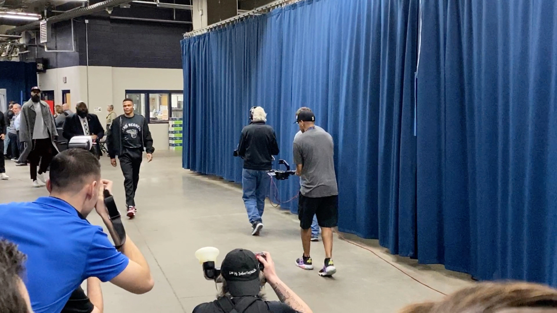 Russell Westbrook arrives at Chesapeake Energy Arena. His first time back to OKC as an opposing player. es.pn/305jDLK