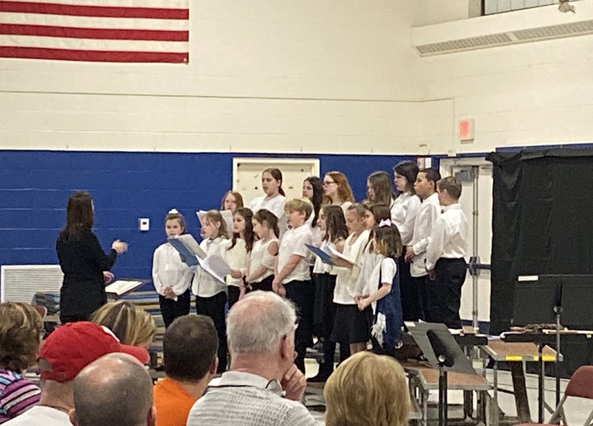 AntoliniES's tweet photo. The fifth/sixth grade chorus and sixth grade band performed beautifully tonight! Excellent job students, Mrs. Foskitt, and Mrs. Melillo! #newhtfd https://t.co/ioIh89FELj