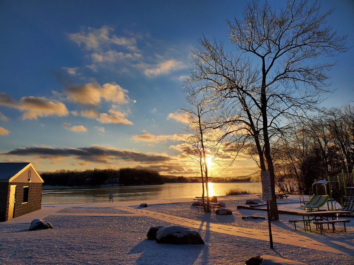 arrowhead349's tweet photo. #poconos #pennsylvania #arrowheadlakepa #lakehouse #lakeview #Airbnb #airbnbhost #homeaway #vrbo #vrbohost #lakehouse #lakeview #vacationrentals #vacation #Winter2020 https://t.co/BJPOsg4nta