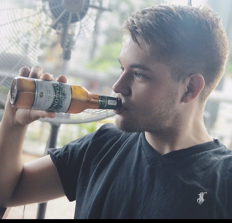 dani_closs's tweet image. Viendo como el amor de mi vida aprieta con un vairo 😶