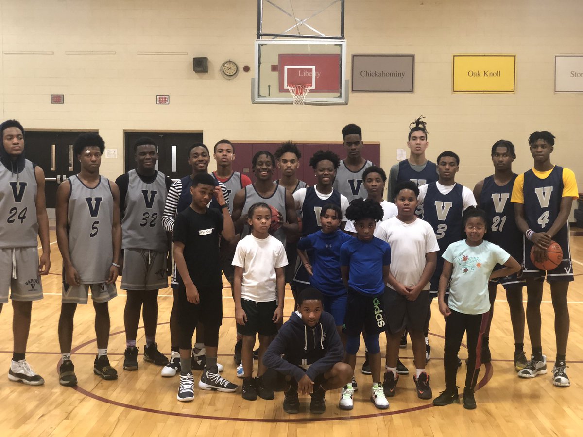 VAABlueDevils's tweet photo. Our Junior UVA squad with our big varsity Varina High School players!!! Thanks for stopping your practice to show our VYBL boys and GAL some 💙!!! #OneBigBLUE #BlueDevils #ShowSomeLove #PicFullOfBALLERS #LilBalling #BigBalling #getintotheblue https://t.co/1gGy9hbSpZ