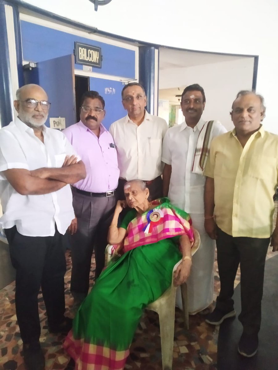 RIAZtheboss's tweet photo. #Rajinified
A 102 Year Old Lady  Smt.  Swarnathammal Watched Darbar @ Aurora, Mumbai! It's Been 40 Years, But Still #Superstar Receives Immense Love❤️

#DarbarThiruvizha #ThalaivarDharisanam #ThalaivarMania #Darbar 
@rajinikanth 
@ARMurugadoss 
@LycaProductions 
@anirudhofficial https://t.co/Ugt3oOFYu1