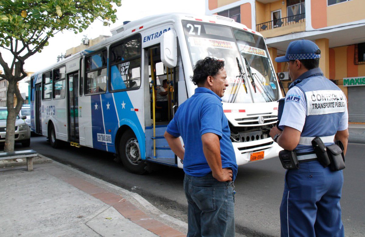 ATMGuayaquil's tweet photo. ¡Velamos por una movilidad incluyente! 

Gracias a una denuncia retuvimos un bus de la línea 27, cuyo conductor no recogió a un pasajero con movilidad reducida. El automotor fue escoltado hasta el CRV de Vergeles donde permanecerá según la Ley Orgánica de Transporte Terrestre. https://t.co/kC9jG1IVAH