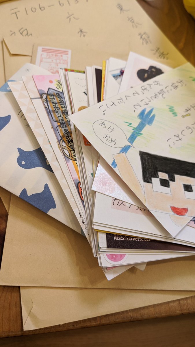 kazuch0924's tweet photo. 外出禁止生活が本日で三日目です。
いま皆さんからの年賀状届きました。まだウイルスはありますが体は元気なのでたっぷり読ませていただきます。ほんと感謝！ https://t.co/yAguAUA9Aa