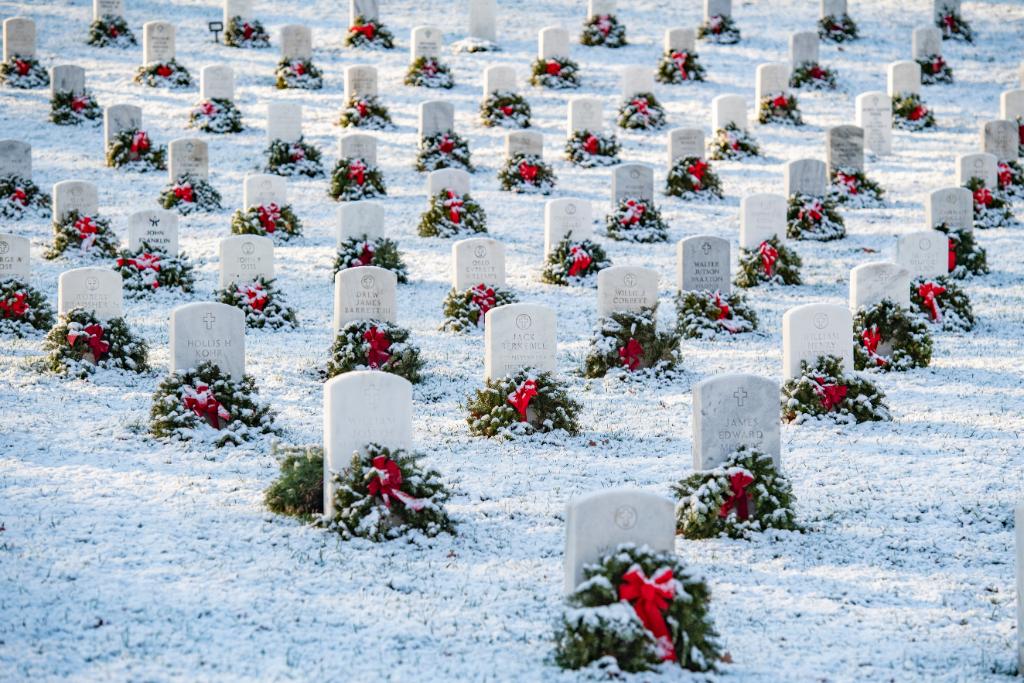 #USNavy photos of the day: #USSAbraham Lincoln arrives at #JointBasePHH, a #USNavy Sailor maintains the helm aboard #USSMilius, Sailors aboard #USSMilius prepare for a replenishment, and snow covers #ArlingtonNatl Cemetary. ⬇️ info & download ⬇️: navy.mil/viewPhoto.asp