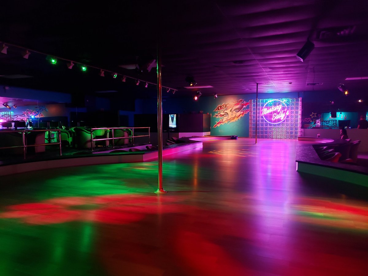 Mustangsallysn1's tweet photo. Don't forget guys and gals...we are open tmrw from 6pm till 2am! Fully staffed and waiting for you! Nude byob #mustangsallysnude #polelife #lookprettyplaydirty https://t.co/XgJPrvuuAR