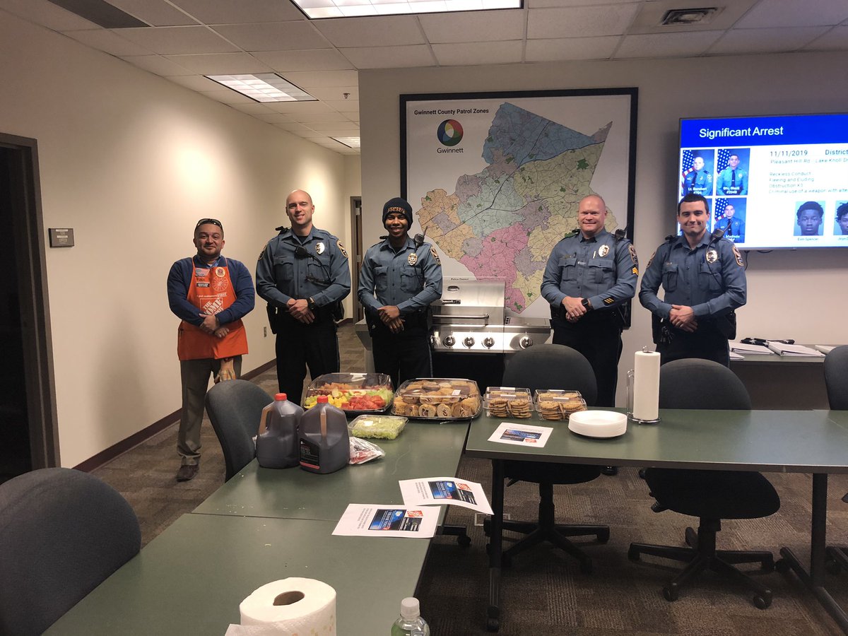 Raul_I_Garcia's tweet image. Came back to feed the night shift officers, and drop off a little gift. @ShawnWBrooksHD @joesaltino @IanMckenzie327 @jtklask @TaraTuckerTHD