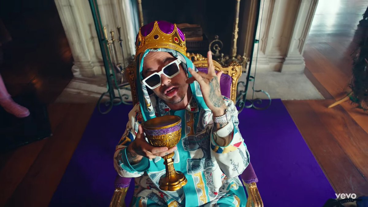 Enciclopedia Urbana J Balvin Estreno El Tema Morado En Su Video Es Posible Observar Al Artista En Un Castillo Medieval Portando Varios Articulos De Este Color Como Una Corona El