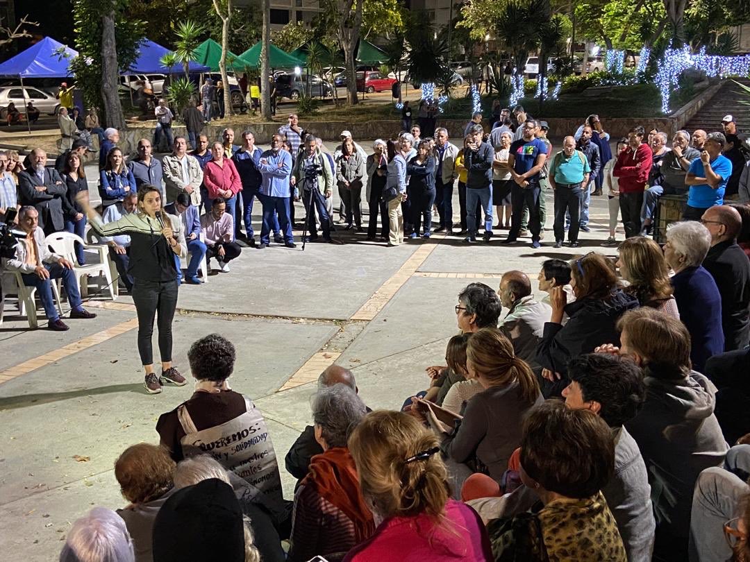 _pjbaruta's tweet photo. Hoy nuestros diputados con la frente en alto, explicando a nuestros vecinos de Cumbres de Curumo lo que está sucediendo y organizándonos para hacerle frente a la pretensión del régimen usurpador de acabar con la @AsambleaVE #ANLegitimaConVenezuela https://t.co/y6yPpAjfEd