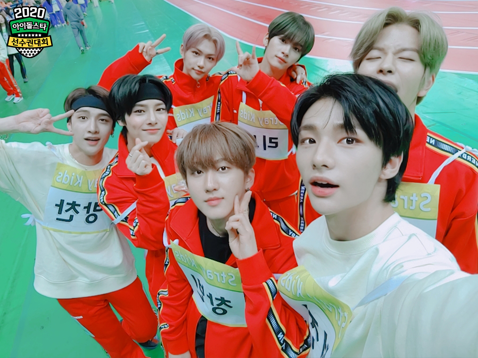 withMBC's tweet photo. [2020 설특집 아이돌 스타 선수권 대회]
비하인드 포토 - 셀카 ✌

TODAY's 아이돌
#몬스타엑스
#스트레이키즈 https://t.co/VSPcbzyZBU
