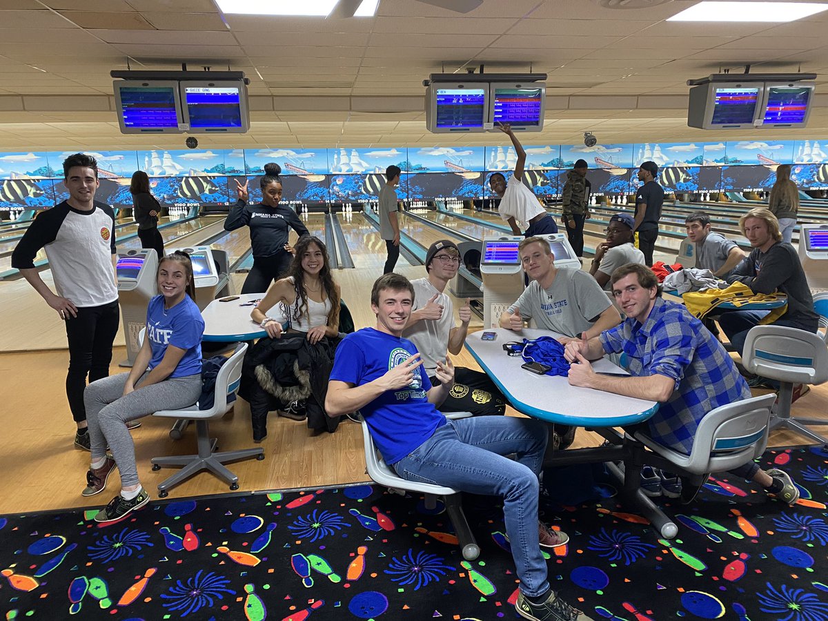 IndStXCTF's tweet photo. A team that bowls together, wins together (we’re pretty sure that’s how it works)! Great night of team bonding! 🎳🌳 #MarchOn https://t.co/vfGO1GlrDC