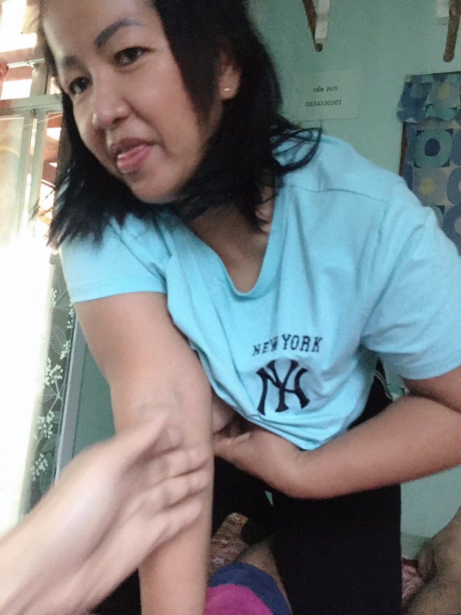 wicheen_tee's tweet photo. มานวดแต่เช้าวันนี้หมอน��ดใจดีให้จับนมเล่น https://t.co/awYJYXInB2