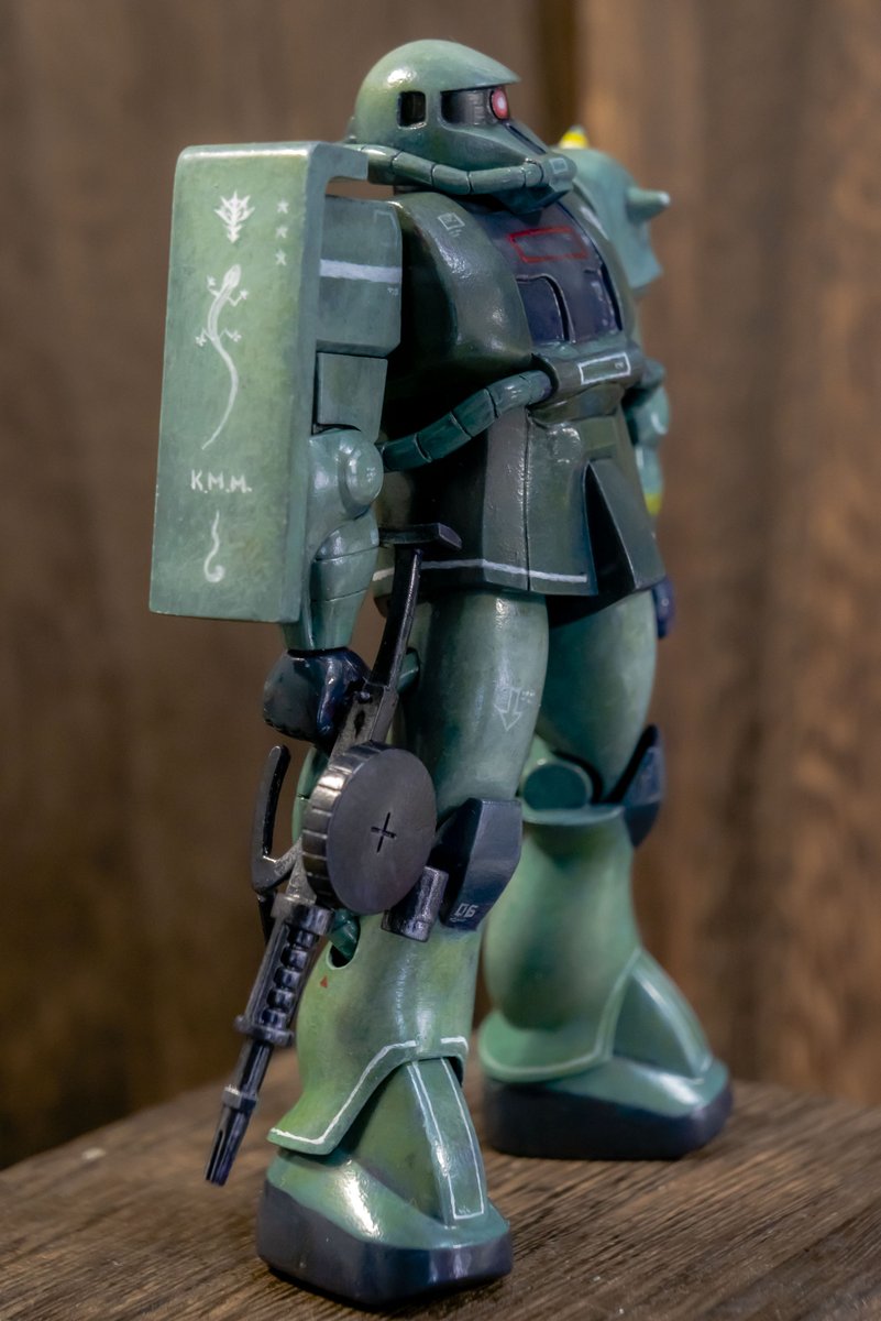 かみんちゅ 旧キット1 144 量産型ザク完成って事で W 肩幅カット頭部の幅詰め等の定番工作のみで簡単仕上げ Allラッカー筆塗りでレインボー立ち上げ マーキングもラッカー一発描きです楽しかた 雑 旧キット簡単フィニッシュの宴完成 旧キット