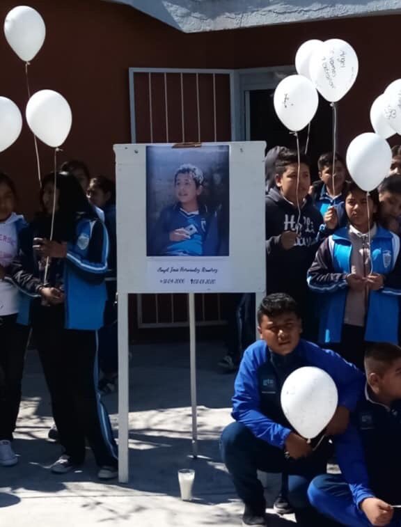 NewsSanmiguel's tweet photo. Ángel tenía 13 años y #estudiaba en una secu de su comunidad en San Miguel de Allende ; él fue asesinado a #balazos la noche del miércoles dentro de un urbano con otros 2 el #8DeEnero 
#conmishijosnotemetas #SanMigueldeAllende 
@kikesma @veroespinosav 
https://t.co/GKC9v4PSzV https://t.co/uOdnmbskIm