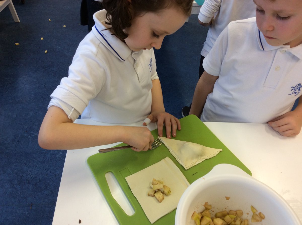 BSNJSV's tweet image. #JSVY2 cooked up a storm in the kitchen making apple flappens.  This was a great opportunity to follow instructions and identify the key features of an instruction text.