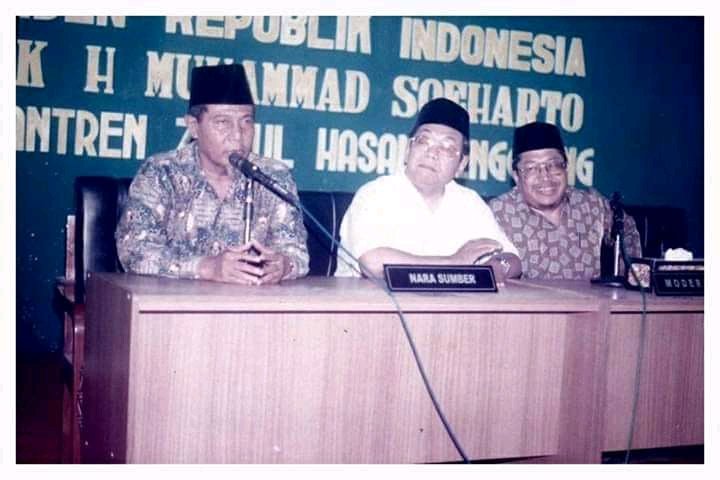 Mengenang kembali Almaghfurlahu Gus Dur dan Almaghfurlahu Gus Yus (KH. Yusuf Muhammad), Jember.
Dua sosok Kyai yang terkenal dengan joke-joke segar khas Kyai² NU tak kala keadaan lagi panas, tegang, dlsb.
Kami rindu jenengan², Kyai. 😭
Al-Fatihah 🙏🏿
<a href="/NUgarislucu/">NU Garis Lucu</a> <a href="/AlissaWahid/">Alissa Wahid</a>