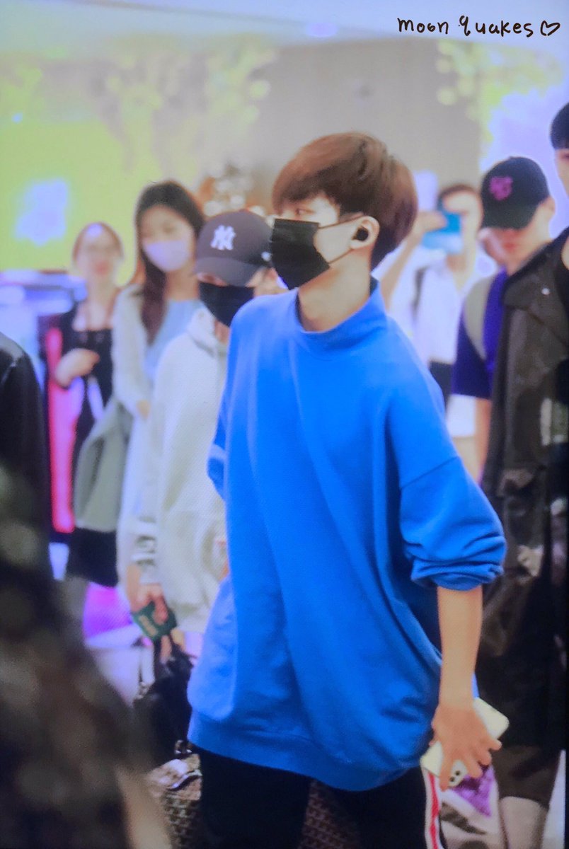 かみや ジョンハンさんこの写真だとiphone白に見えるやん青い服着てフィルターかかってるから白に見えたんか私も白にしようかと思ってた悩む