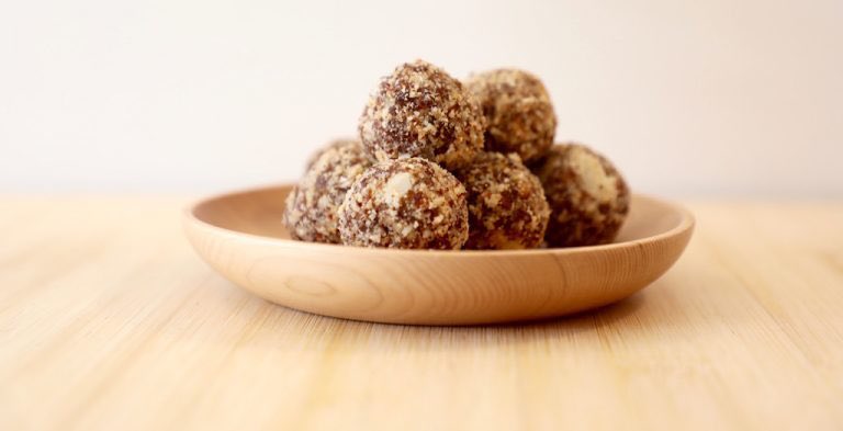 Puur! Restaurant LOFF in Breda deelt het makkelijke recept van deze overheerlijke dadelballetjes met jou. Of eigenlijk ‘baldadeltjes’, zoals de jarige🎉Marion Pluimes, chef-eigenaar van LOFF, ze noemt > puuruiteten.nl/recept/dadelba…
