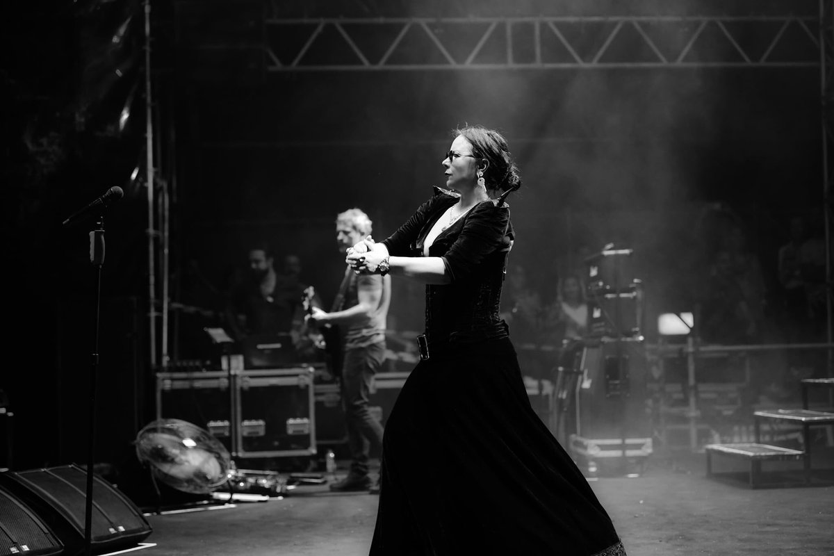 SebnemFerahCom's tweet photo. Biletler tükendi, ilginize teşekkür ederiz... Yarın #BostancıGösteriMerkezi’nde görüşmek üzere! 🖤 https://t.co/DmQrON0KwP