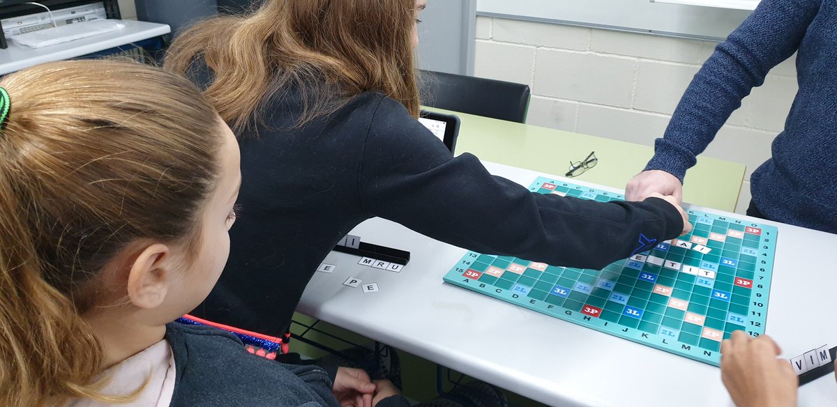 ICarlesVallbona's tweet photo. Descobrint la cinemàtica amb l'#Scrabble. Activitat de 2n ESO a F&amp;Q on l'alumnat ha de complementar  algun dels principals termes que defineixen el moviment. Punt de partida per a un trimestre "mogut". #gamificació,#descoberta,#física,#cinemàtica https://t.co/frJc2eCn6Y
