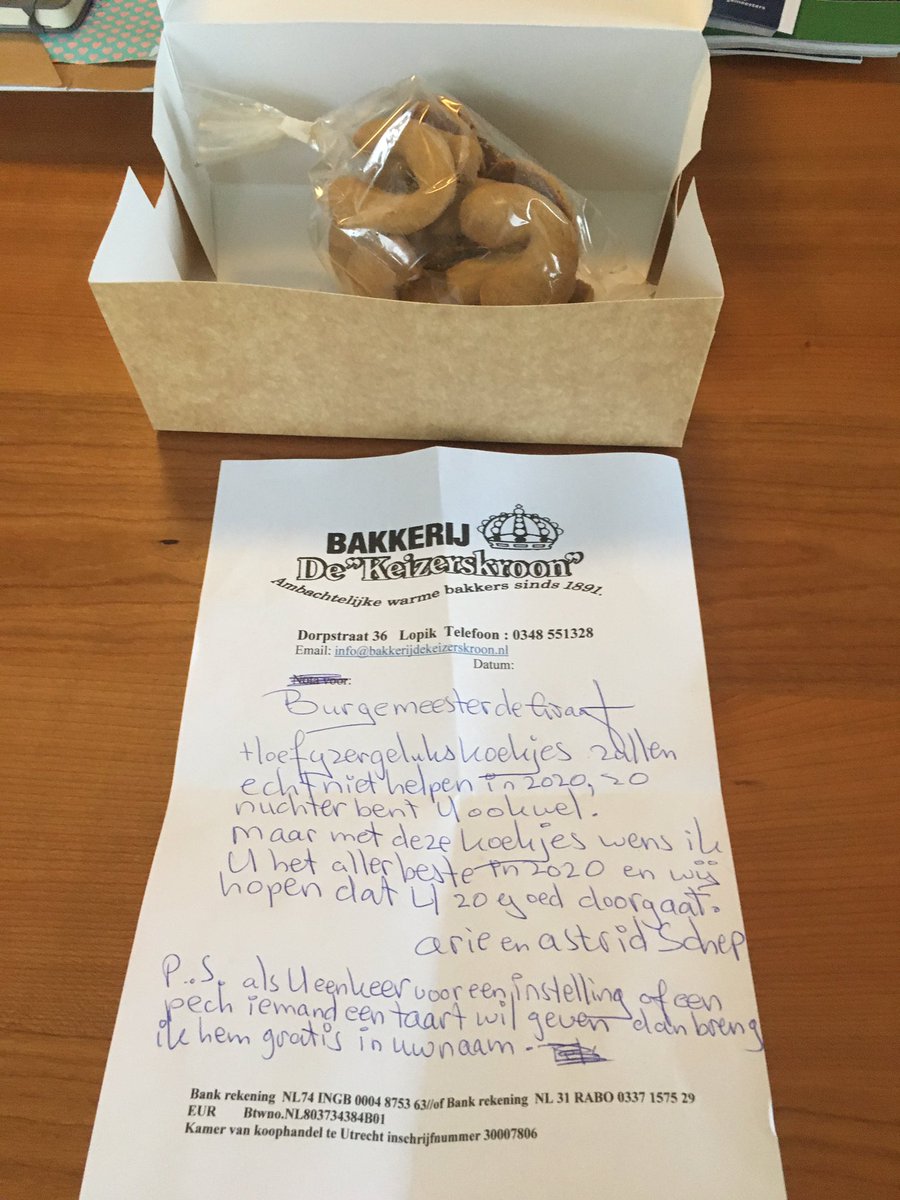GraafLau's tweet photo. Beste mensen, hier word ik zo blij van @GemLopik! Dank bakker Arie en Astrid voor deze gelukzalige en hartverwarmende wens! De koekjes zijn heerlijk! We gaan voor een Gelukkig 2020! https://t.co/iPZ6RRnbM0