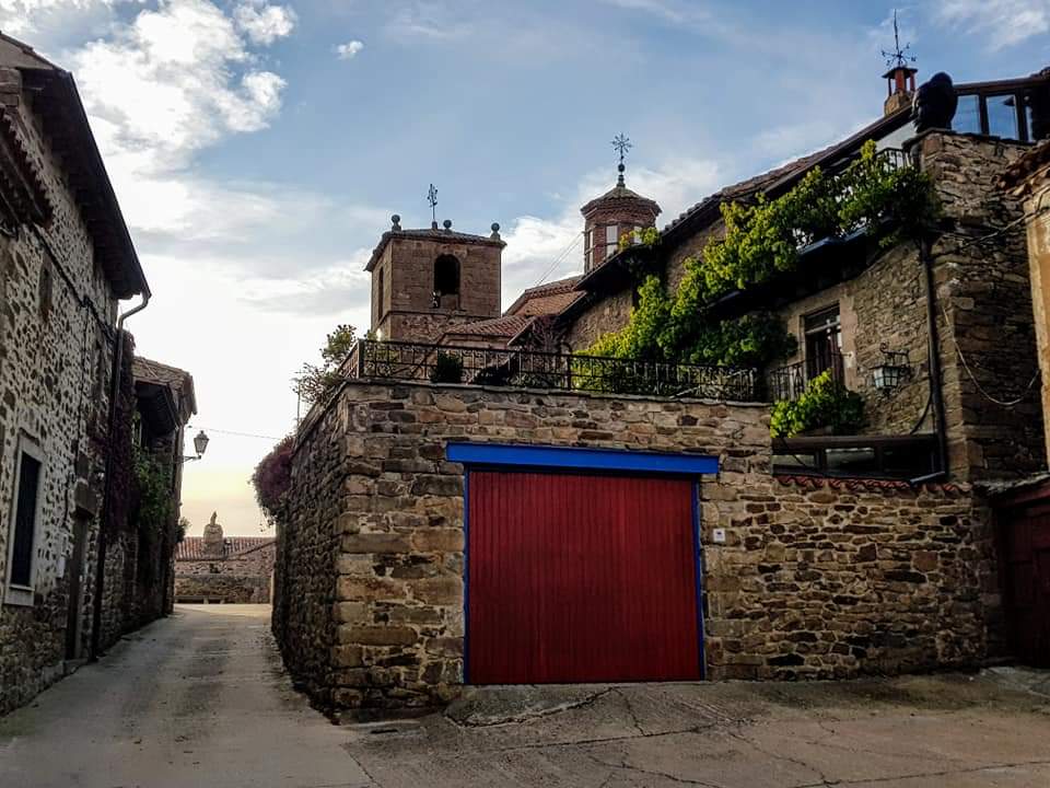 CyLEsVida's tweet photo. Castilfrío de la Sierra, un pueblo en perfecta armonía con todas sus casas empedradas #Soria
📷 @Rociowaly @Soriaestademoda
https://t.co/1VPxG16sTJ