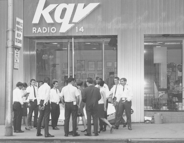 TammiMinoski's tweet image. In January 1921, the experimental station 8ZAE became known as #KQV, which stood for King of the Quaker Valley. #OTD in 1922, KQV-AM in Pittsburgh PA was granted commercial license #452 and began radio transmission. johnbrashear.tripod.com/wlcr/kqv/KQV_H… #PittsburghHistory #AmRadio