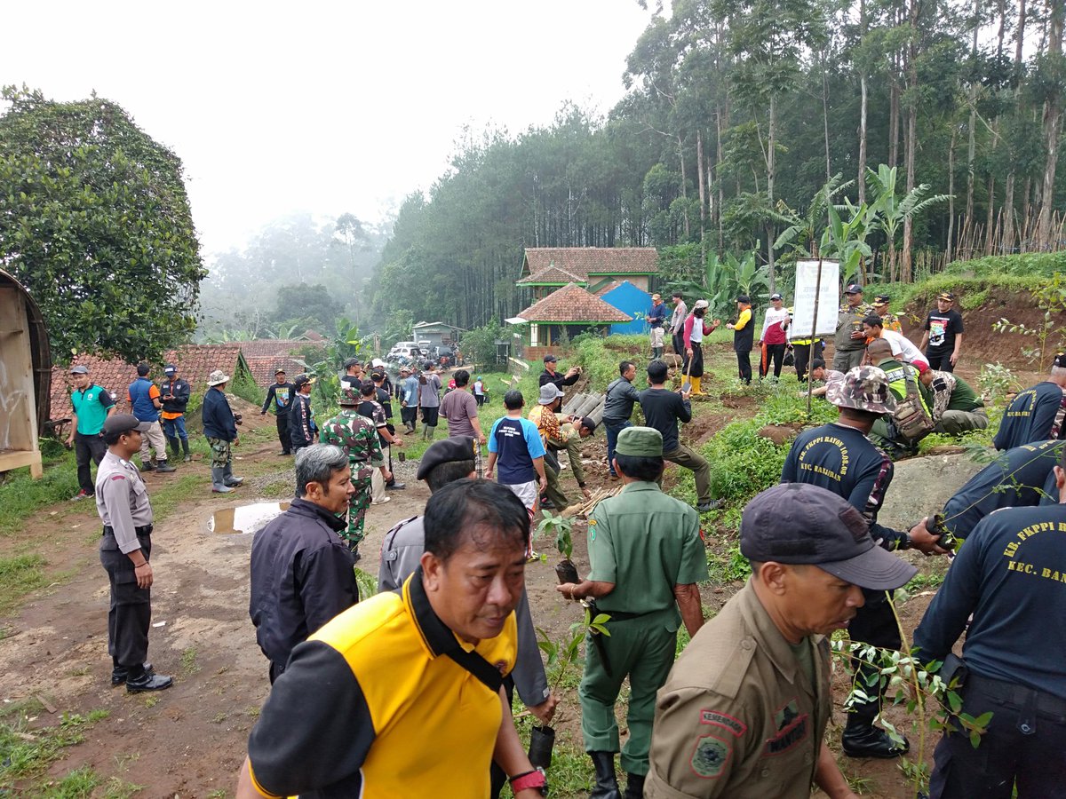 Penanaman Pohon Bersama
kecamatana Banjaran Kab. Bandung
<a href="/halimiskandarnu/">ABDUL HALIM ISKANDAR</a> 
<a href="/taufikmadjid71/">IG : taufik.madjid</a>