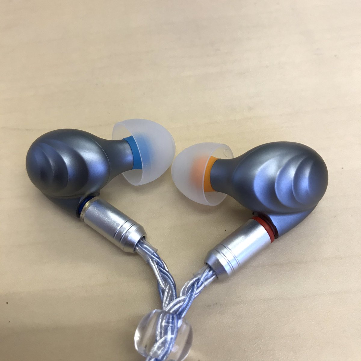 shiki___63's tweet photo. 金属筐体冷たい🧊
#fiio
#f9pro https://t.co/qRUuo7WPlU