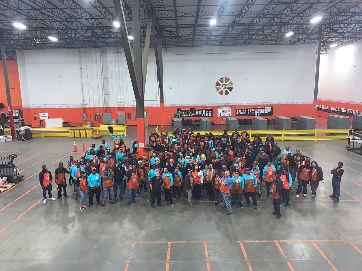 figueroa_dom's tweet photo. When you work for, then say goodbye to the most incredible team EVER! Thank you for making me a leader!!! 🧡😊👏🎉🥳💪🔥 #8616LeadersRock #PhoenixOrBust #MyTribe #LeadWithLove @HDRLC8616 @chante31558189 @LoehrPhil @OMMark8616 @I_Am_Erock @Cedric24316601 https://t.co/AadfccjbAC