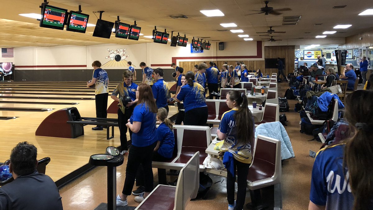 CNE_Bowling's tweet photo. CNE took on Mariemont Thursday and came away with 3 wins. The boys win 2525-2243 with Jered Glancy’s 421 series. The girls win again 2007-1447 with Morgan Miller having a 372 series. Our girls JV took their boys JV and win 1749-1704. Alexa Ansteatt was high with a 372 series. https://t.co/tO0aEDH2xf