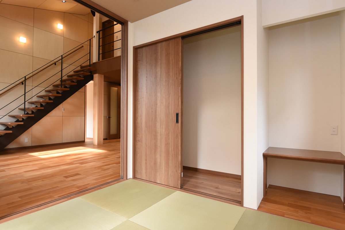 こだわり工務店そうしん 近鉄草津ショールーム V Twitter 皆さんこんにちは こだわり工務店そうしん近鉄草津ショールームです W 半畳の縁なし畳は 縁がない事で床がスッキリとした印象になり広く見えますね O こだわり工務店そうしん 和室 畳 縁なし畳