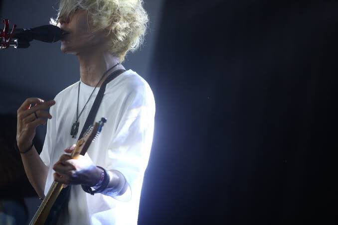 Lightbulb 一般人には見分けがつかない 好きなアーティストさんで 須田景凪さん 神山羊さん 米津玄師さん 秋山黄色さん です