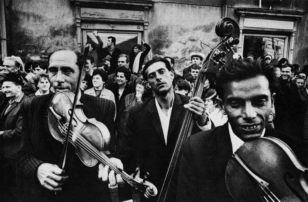 PaceMacGill's tweet photo. Happy birthday #JosefKoudelka! Koudelka’s work, often high-contrast and monochrome in nature, is most well-known for its socio-political themes and historical relevance.

Image: “Straznice,” 1965. 

#PaceMacGill https://t.co/U5QbzpZ2lb