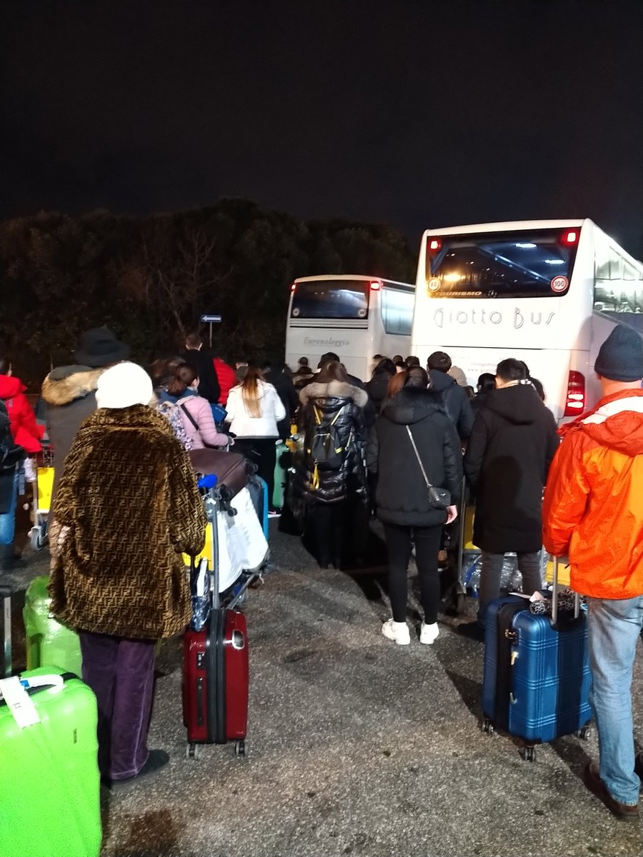 artduservice's tweet photo. Embarquement du vol #AF1267 : @AirFranceFR sait soigner ses clients (déjà 30 mn d'attente dans le froid !) https://t.co/htT0zSr0Fb