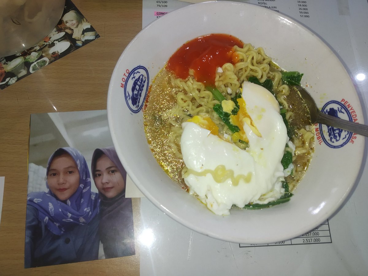 Nuralpilaila's tweet photo. #warmindo #indomie #indomiesoto #HastoMencret #SemangatTerus #SelenaGomez #lunch #breaklunch https://t.co/hqMNgDcUHq