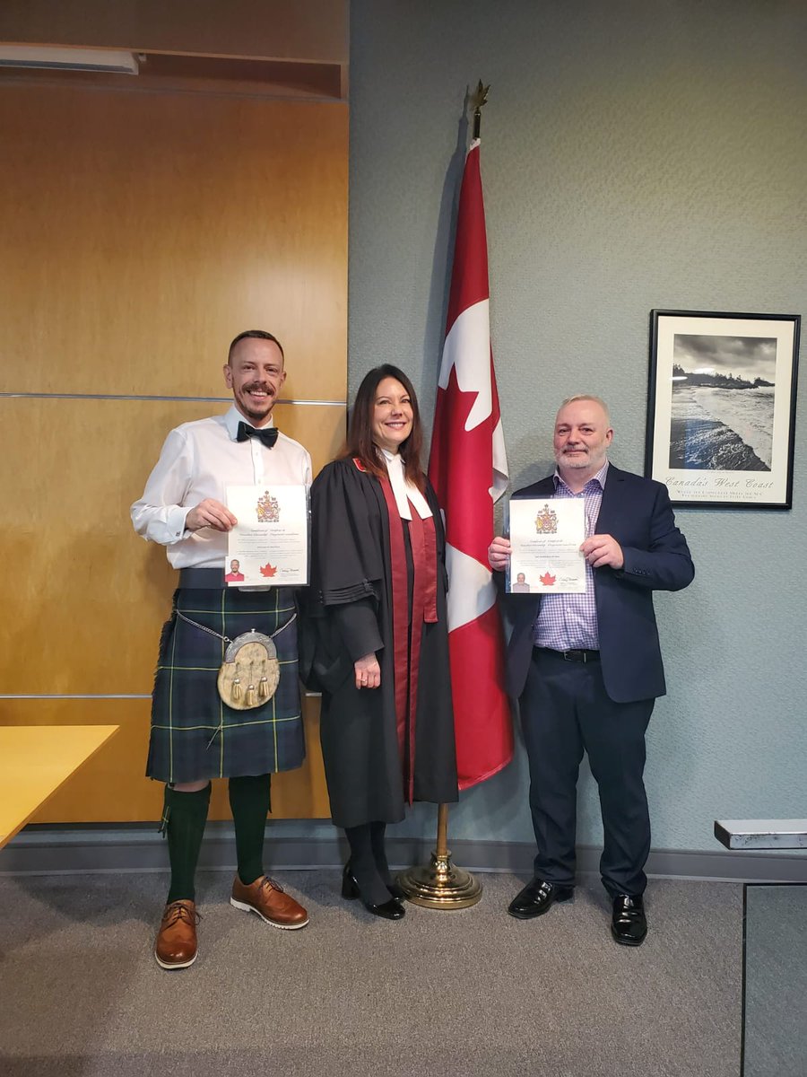 skinnyonsafety's tweet photo. Today @shelleycopp and I saw a magic trick. We witnessed two Scotsmen become Canadians! 🇨🇦 Congratulations to our friends (and now fellow countrymen) @Rossco_ca @jonsco00 #ohcanada #wechcpc #family https://t.co/1bnAIQqjEX