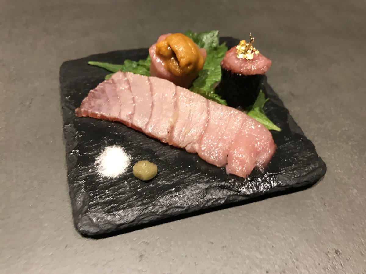 サッポロ生ビール黒ラベル The Bar ３日間限定メニュー登場 成人の日を含む1月11日 土 から13日 祝 までの 期間限定でお祝いメニューをご用意しました 豊洲仲卸し直送の本マグロ中トロを 炙り ウニ載せ たたき 金箔 で三種盛り合わせに 贅沢な大人